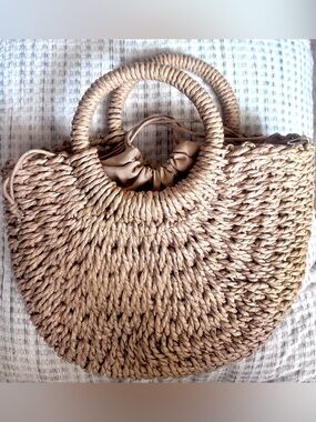 Woven Round Straw Tote Bag in Tan